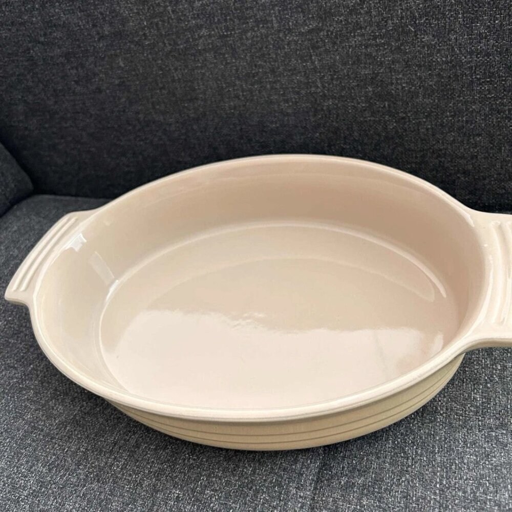 Le Creuset Stoneware Pink Oval Baking Dish 13" x 9" - Picture 2 of 8